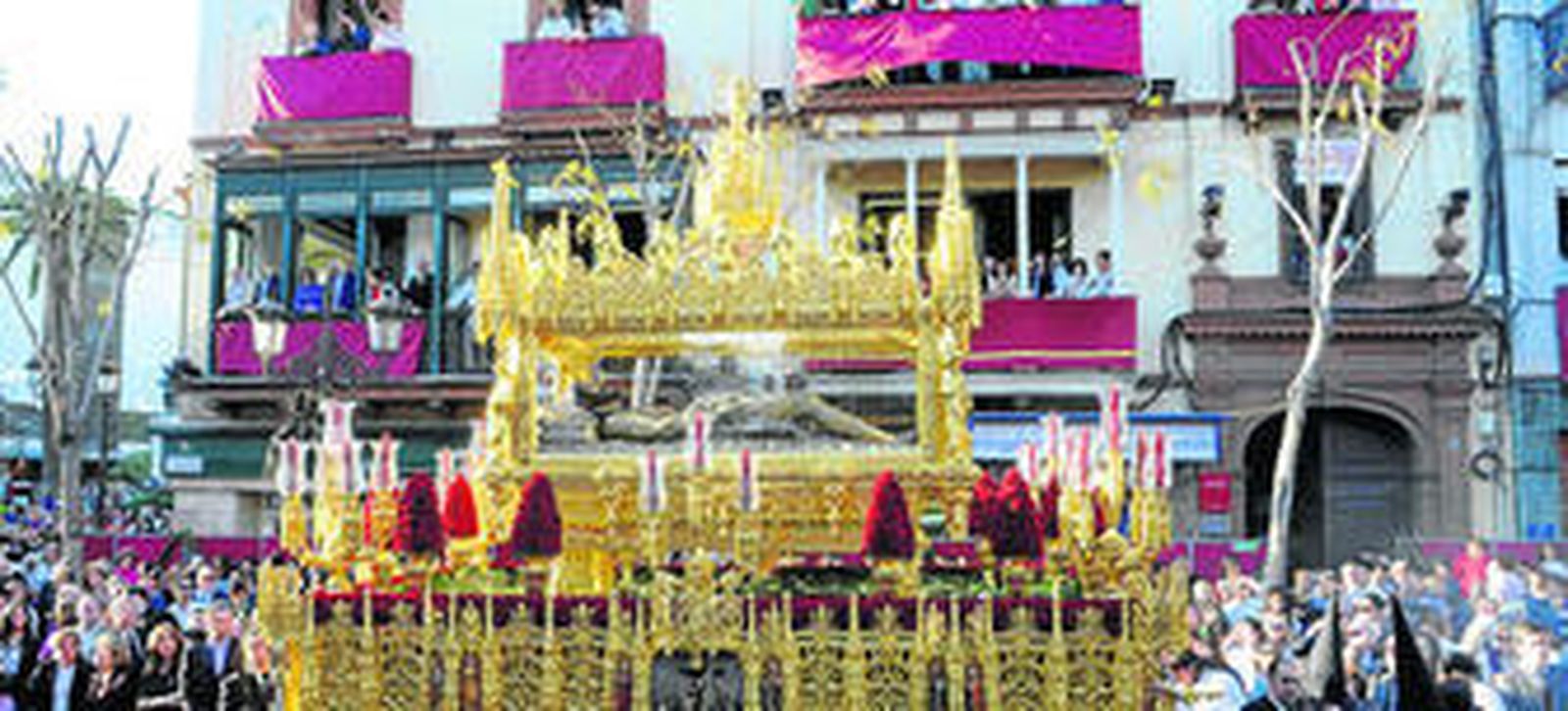 El paso de la Urna con el Cristo Yacente discurre por delante del palquillo de la Campana.