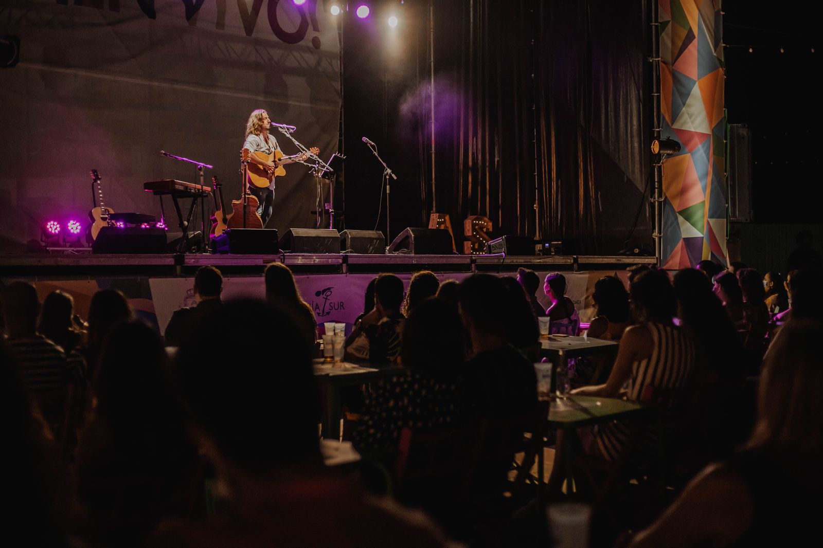 El cantautor Andrés Suárez durante el concierto que ofreció en el ciclo 'Bahía ¡En Vivo!'.