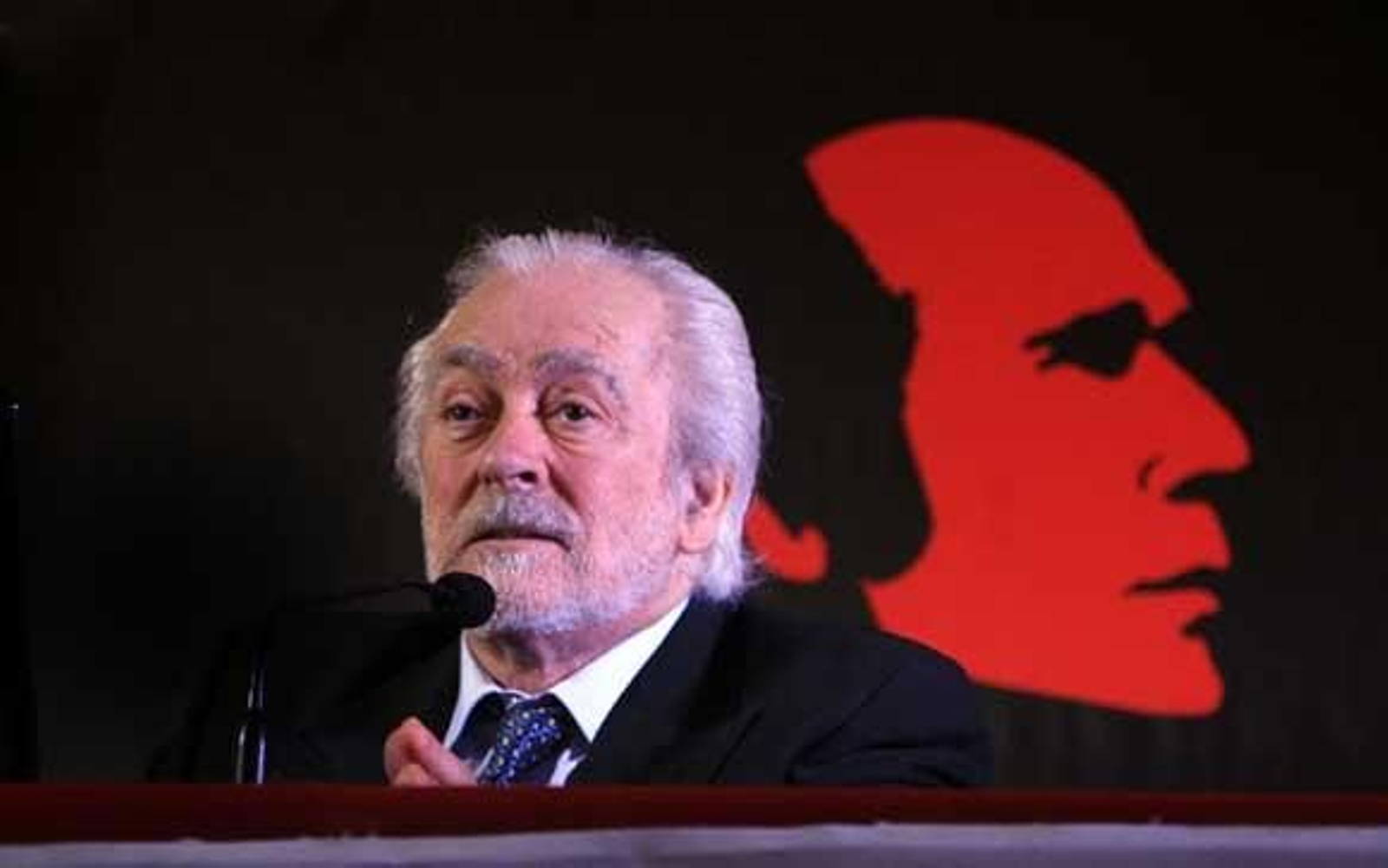 Un abatido Manolo Sanlúcar apenas pudo tocar cuatro temas en su reaparición