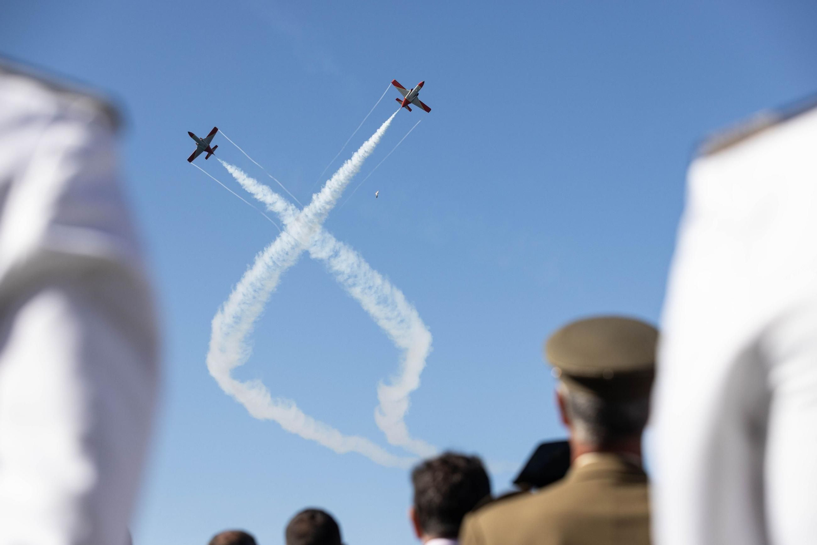 Espectaculares fotos de las acrobacias de la Patrulla Águila: cuatro décadas surcando los cielos