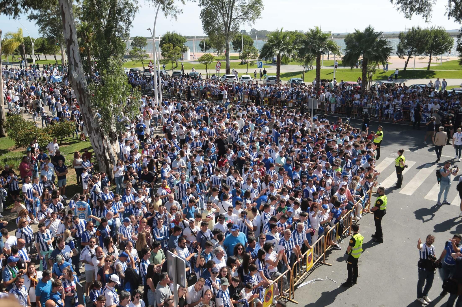 Imágenes del gran ambiente en el Nuevo Colombino en el ascenso del Recre