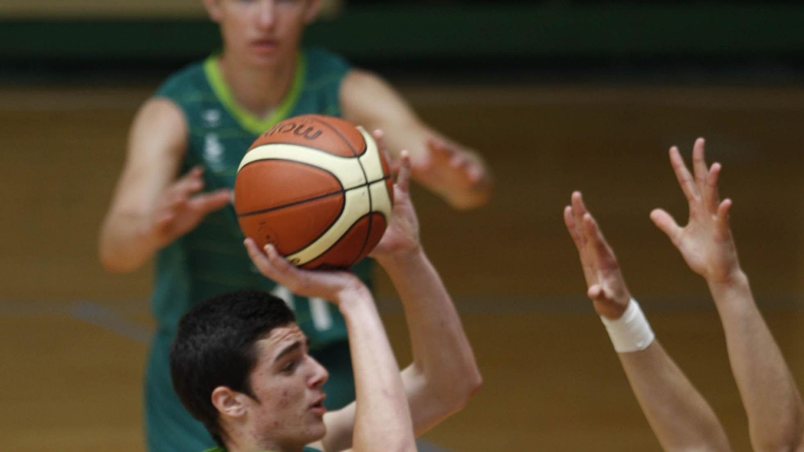 Francis Alonso, con Domas Sabonis detrás en un partido cadete. Francis Alonso, con Domas Sabonis detrás en un partido cadete.