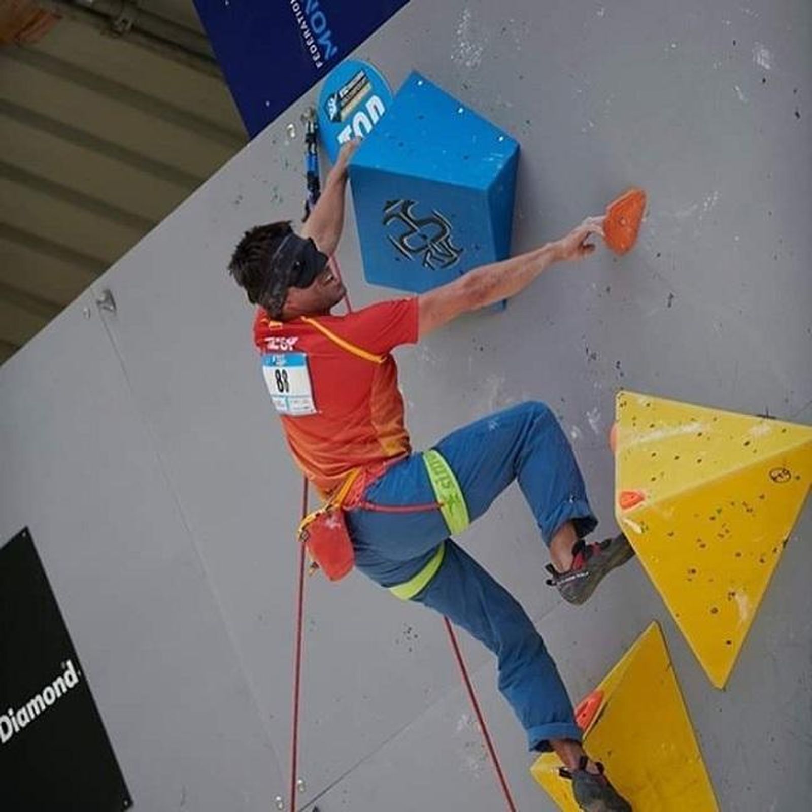 Javier Aguilar escalando una pared.