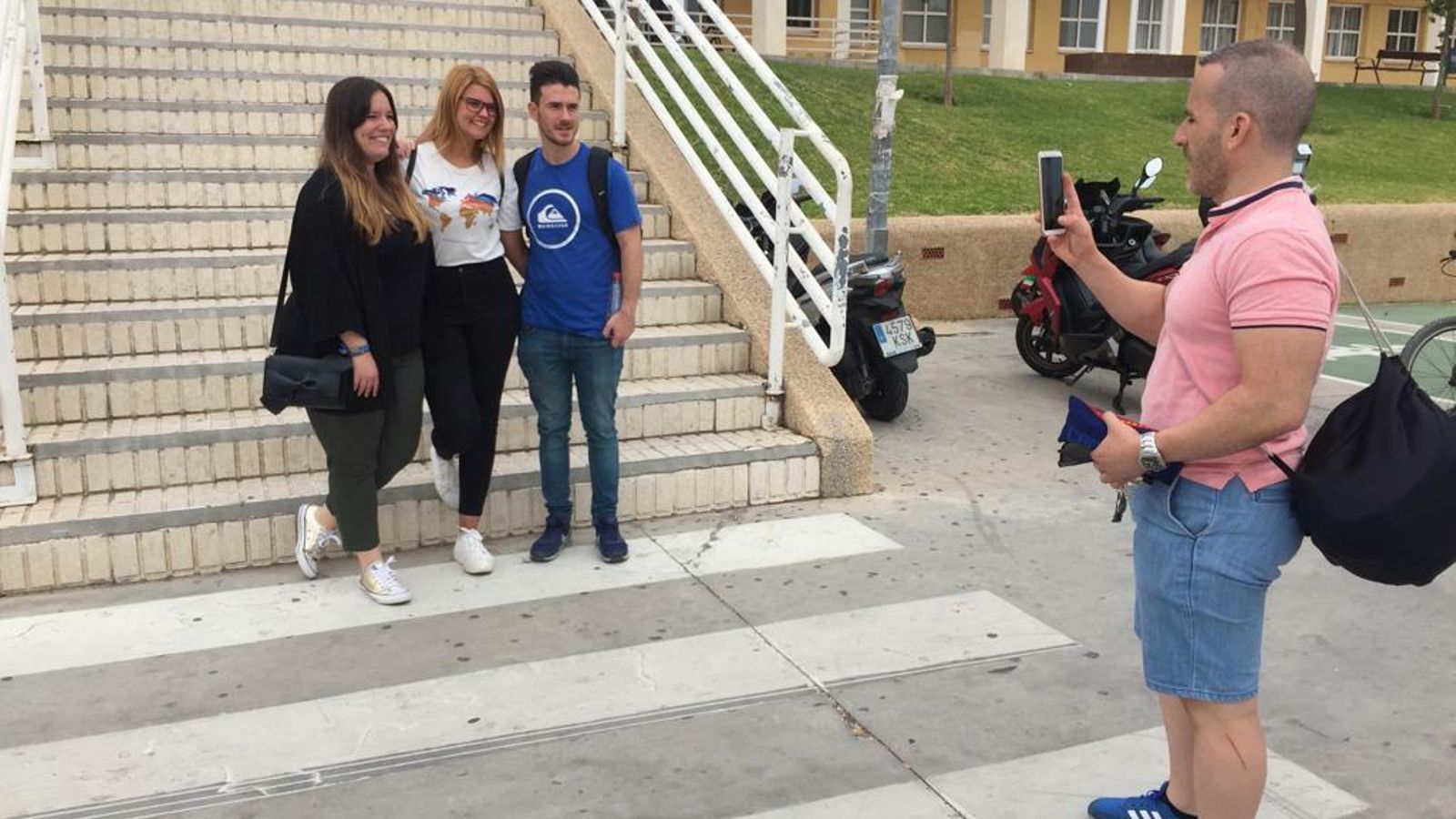 El interino Jaime Matas fotografía a los aspirantes Aitana González, Paloma Molina y Alejandro Arroyo