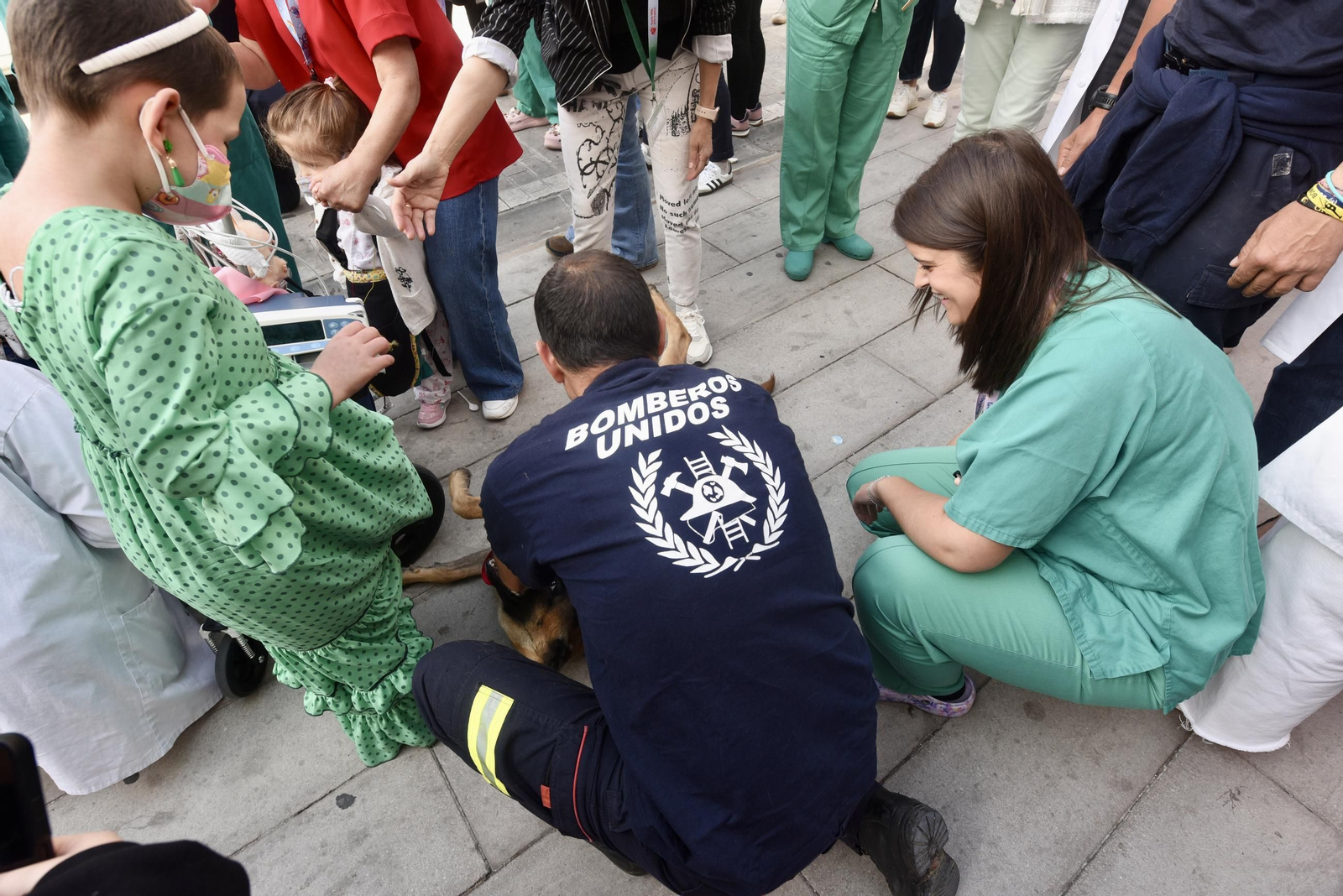 El Reina Sofía celebra el Día del Niño Hospitalizado con la visita de los bomberos, en imágenes