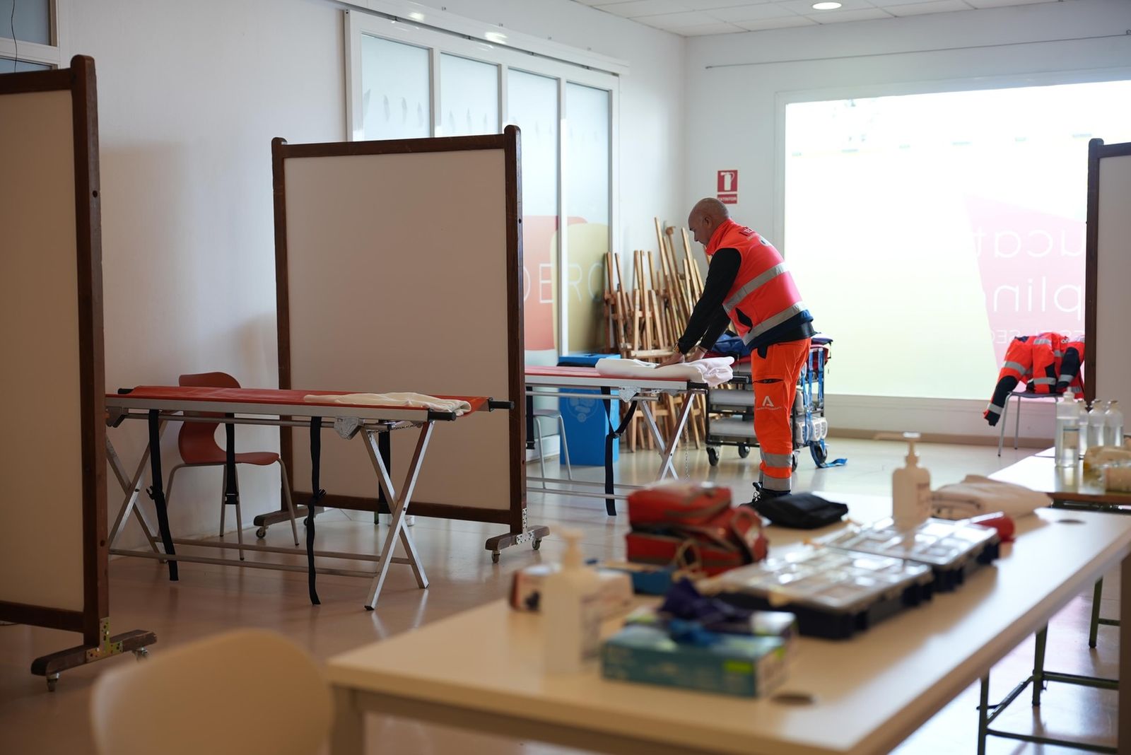 El desmontaje del albergue provisional instalado en el colegio Los Almendros.