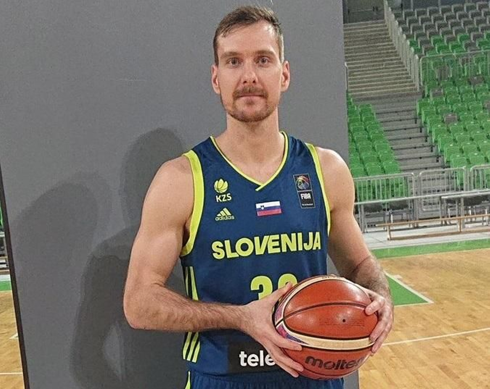 Zoran Dragic posa con la camiseta de Eslovenia.