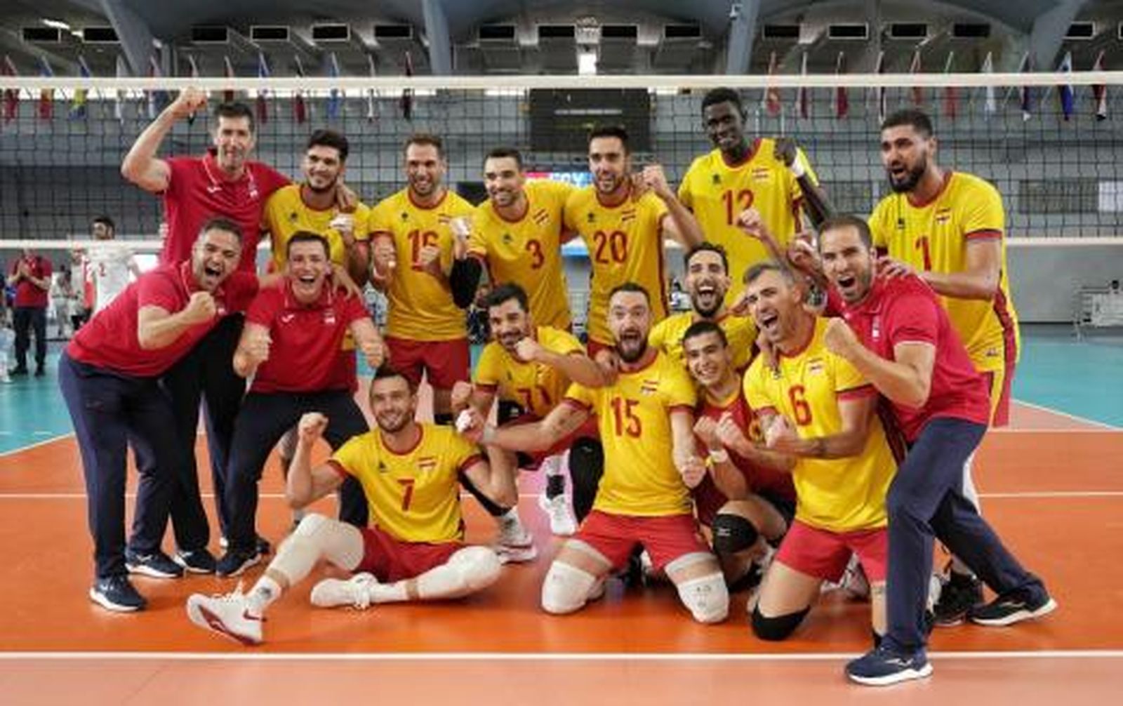 La selección española celebra su clasificación para las semifinales