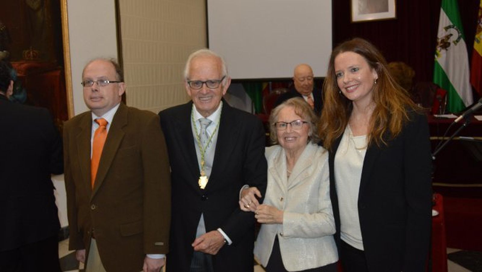 El nuevo académico Marcelino Díez Martínez con su mujer Pilar Rodríguez y sus hijos David y Cristina Díez.