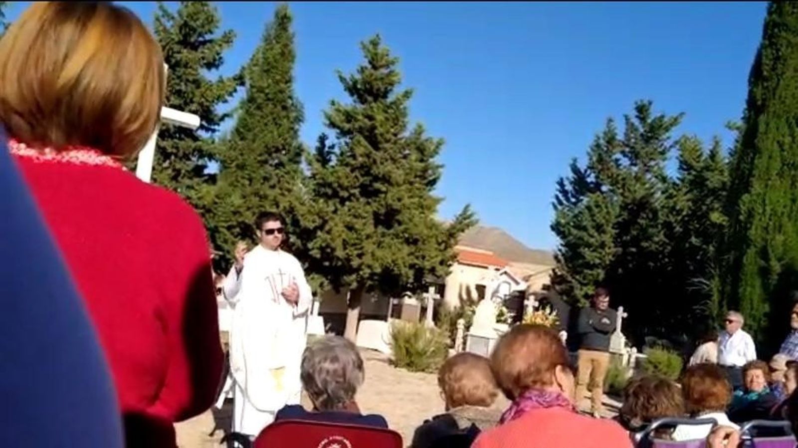 Momento de la polémica misa en el cementerio de Topares el Día de Todos los Santos