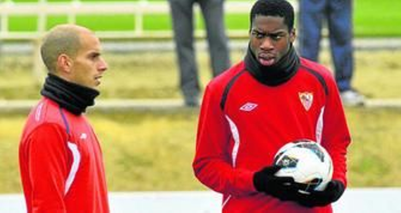 Kondogbia, con un balón en las manos, se dirige a Javi Hervás en un entrenamiento del Sevilla. Kondogbia, con un balón en las manos, se dirige a Javi Hervás en un entrenamiento del Sevilla.