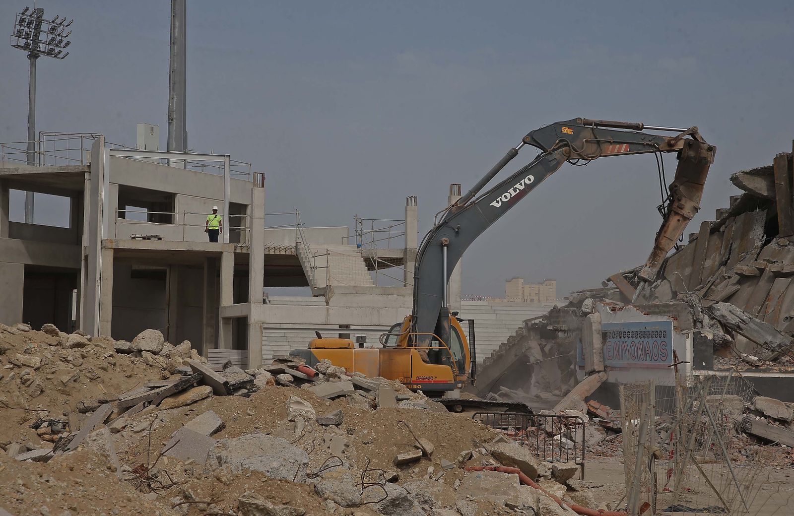 El derribo de la preferencia del estadio municipal de La Línea, en imágenes