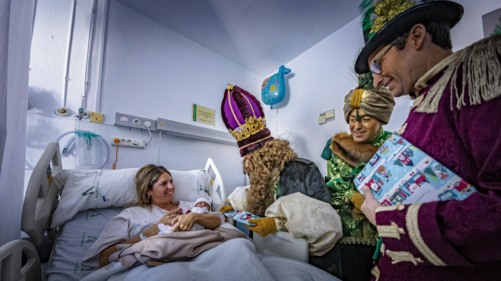 Las imágenes de SS.MM. los Reyes Magos en Cádiz: Visitas y cabalgata