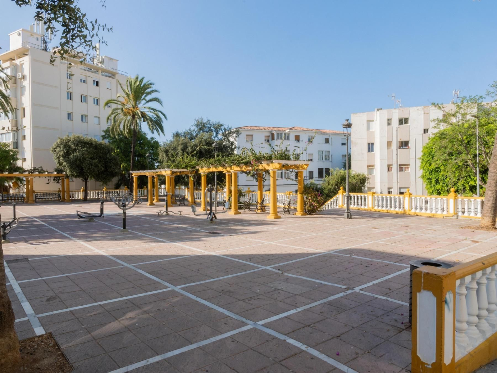 La plaza Manuel Requena, en Estepona.
