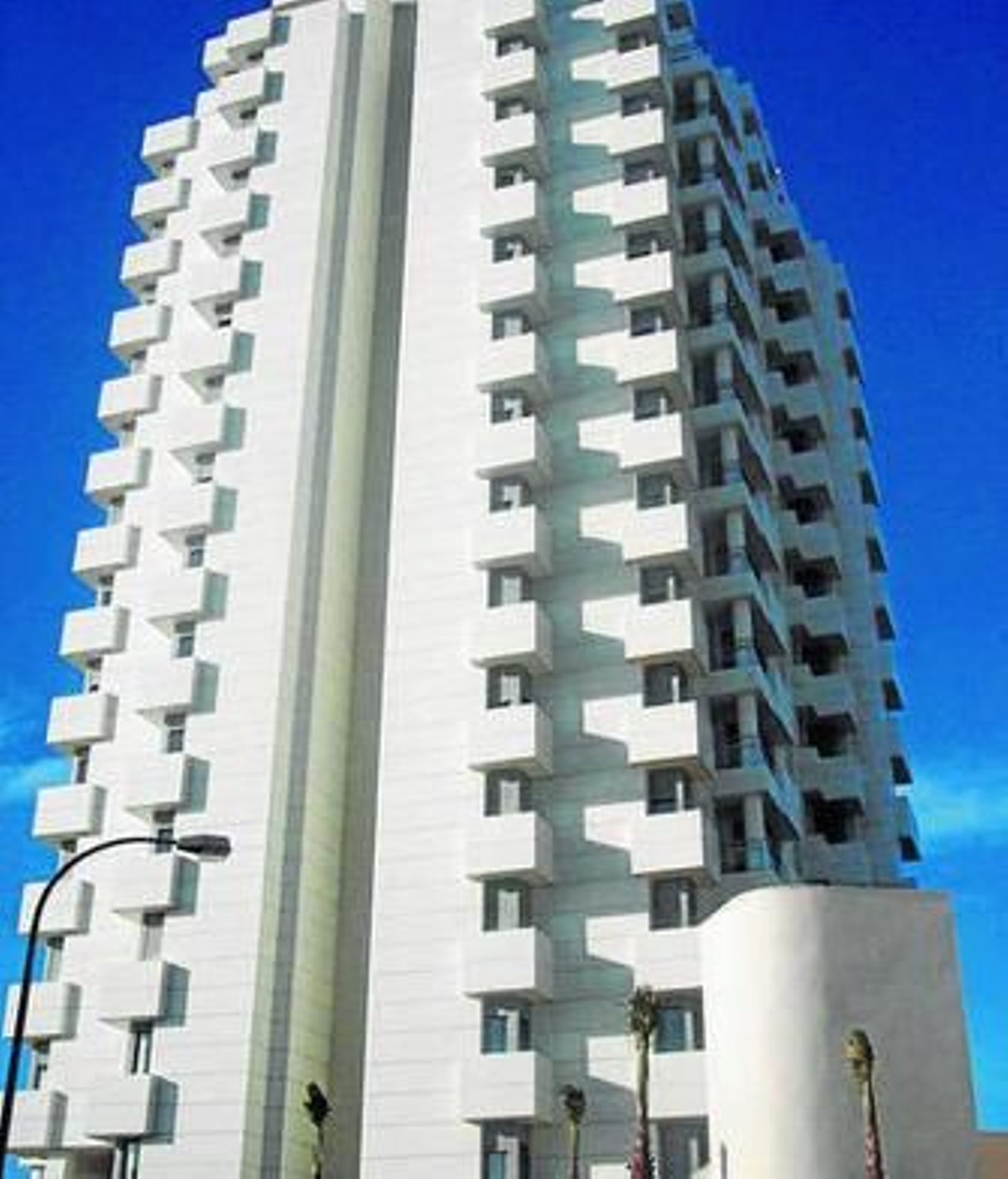 Edificio Mediterráneo 1 levantado por Jarquil en El Ejido.