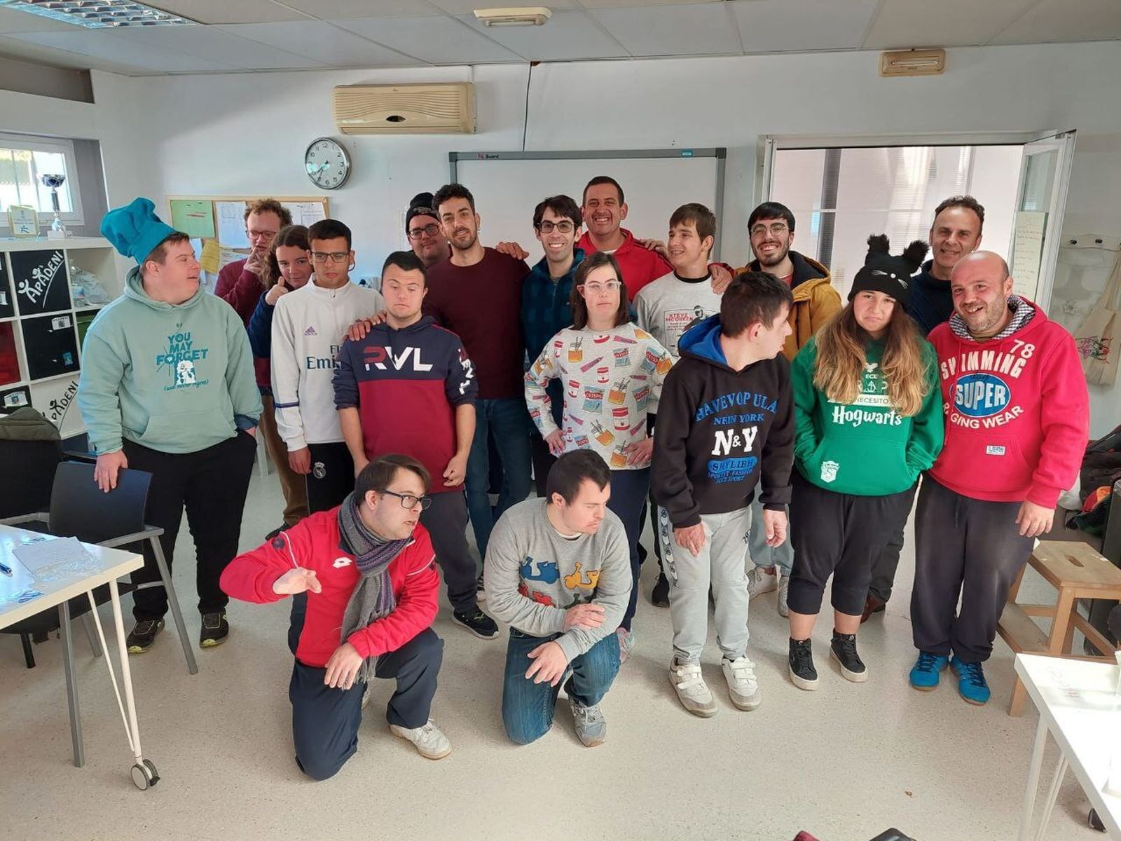 Una imagen de la visita de Adelante Andalucía El Puerto a Apadeni.