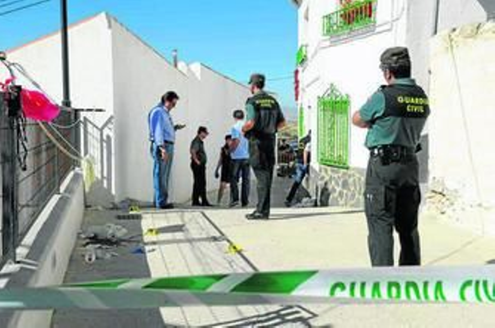 Agentes de la Guardia Civil durante la inspección ocular llevada a cabo en el lugar del crimen.
