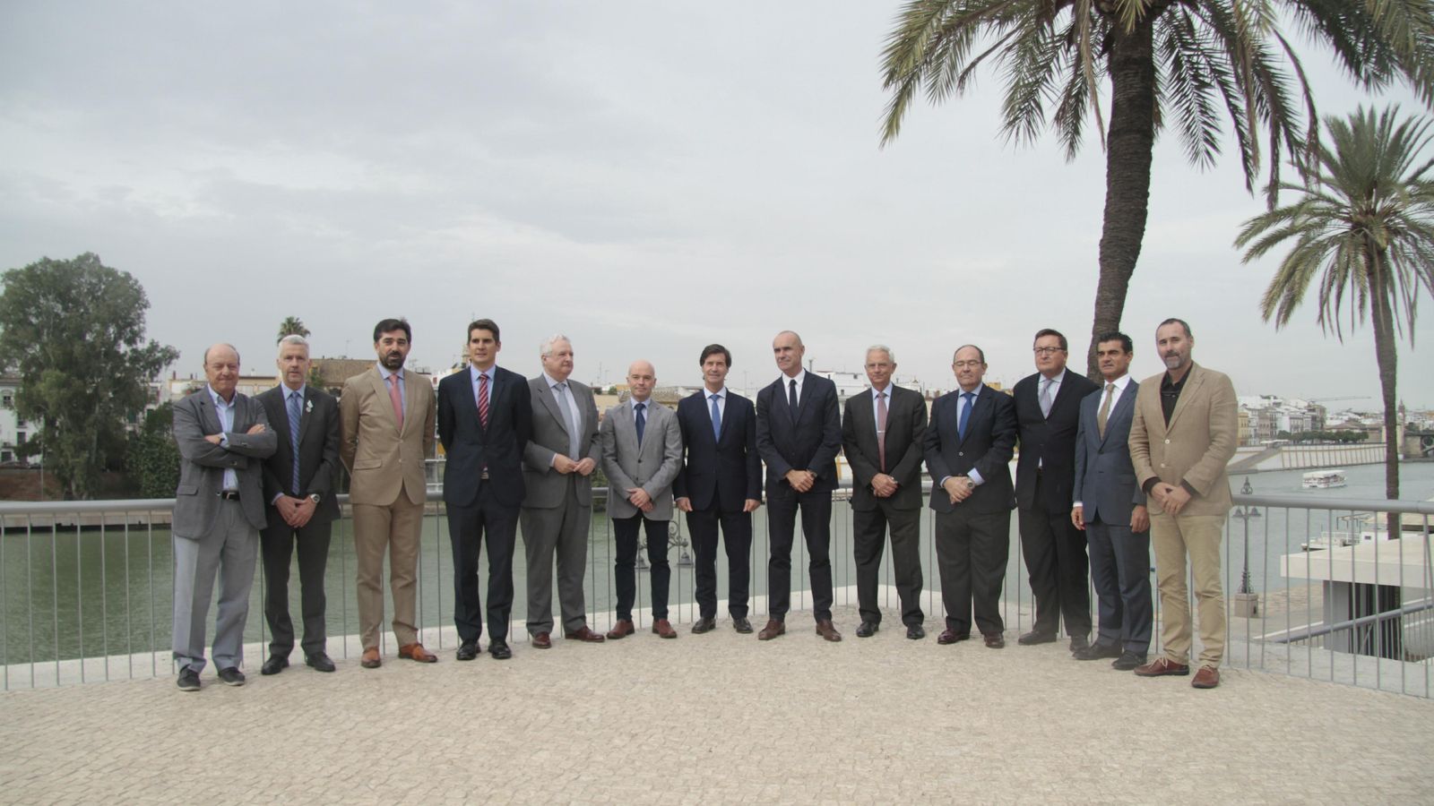 Foto de familia de los asistentes al acto por el Día Mundial del Turismo