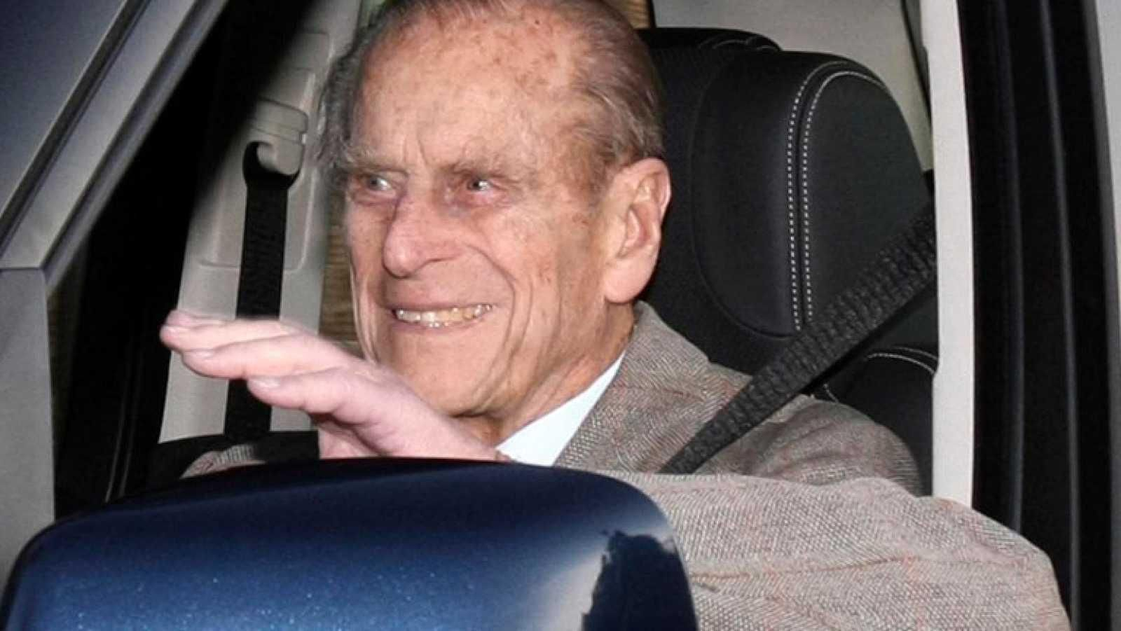 Felipe de Edimburgo, a bordo de su automóvil.