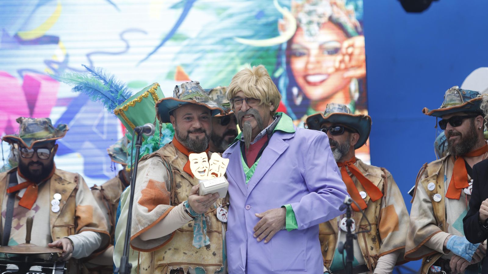 El alcalde de Tarifa, José Antonio Santos, entrega un obsequio a la Comparsa de Tarifa tras el pregón.