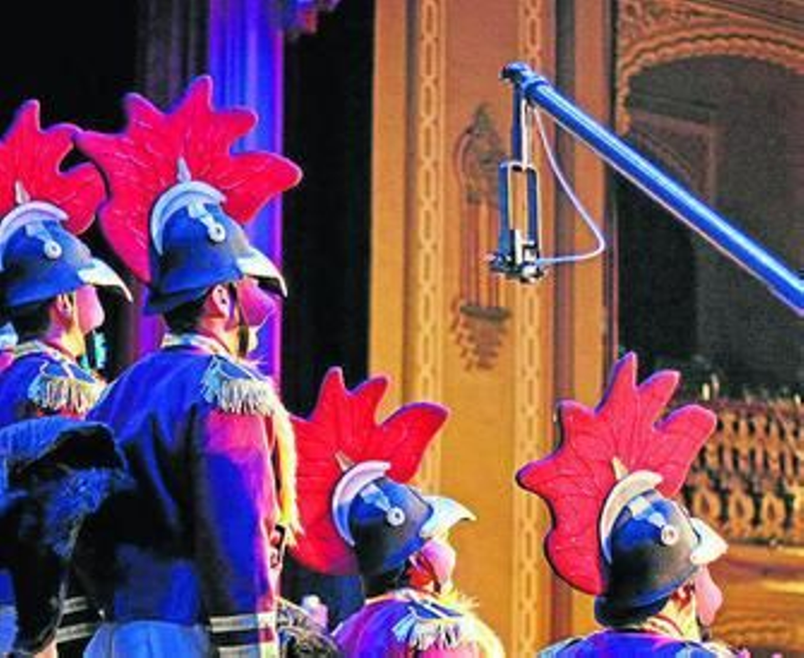 El coro 'El amanecer' canta ante la cámara de Canal Sur llamada 'cabeza caliente'.