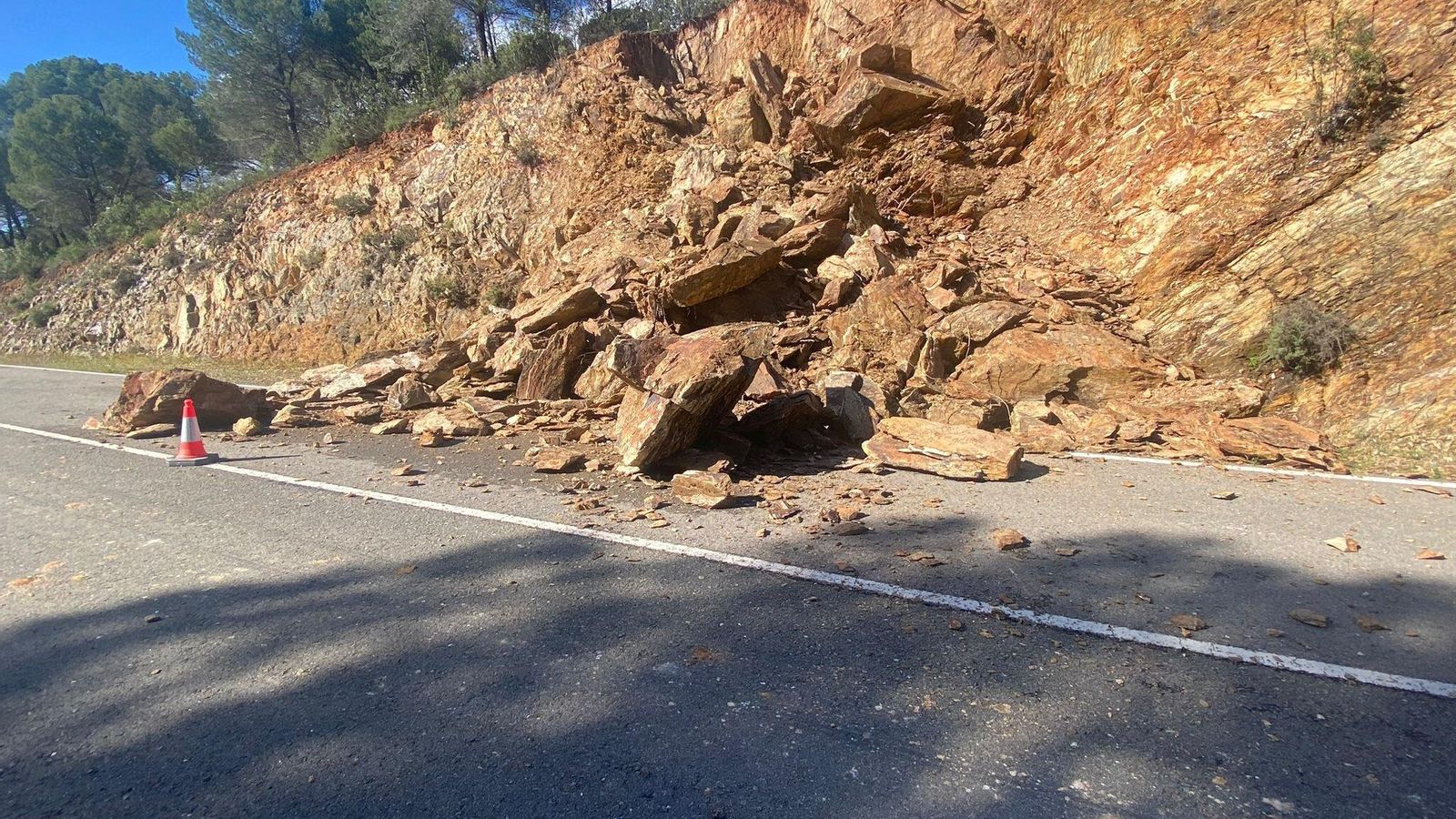 Derrumbe en la carretera de Nerva a El Madroño.