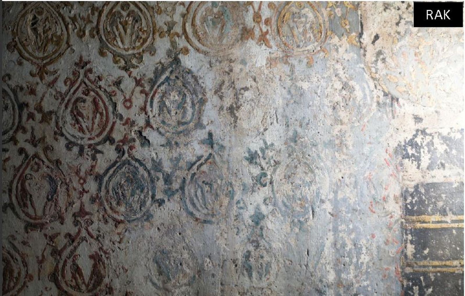 Detalle de la túnica. Se observa la pérdida de oro, bol rojo y degradación oscura de la capa superpuesta, probablemente purpurina de restauración o azurita oxidadas.