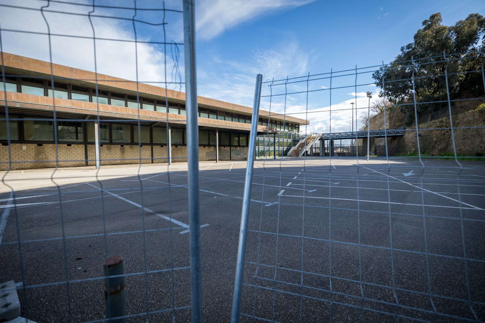 Antiguo aparcamiento de Renfe, con una bolsa de aparcamiento ahora vacía junto al paso elevado que une la estación con el foso de la muralla.