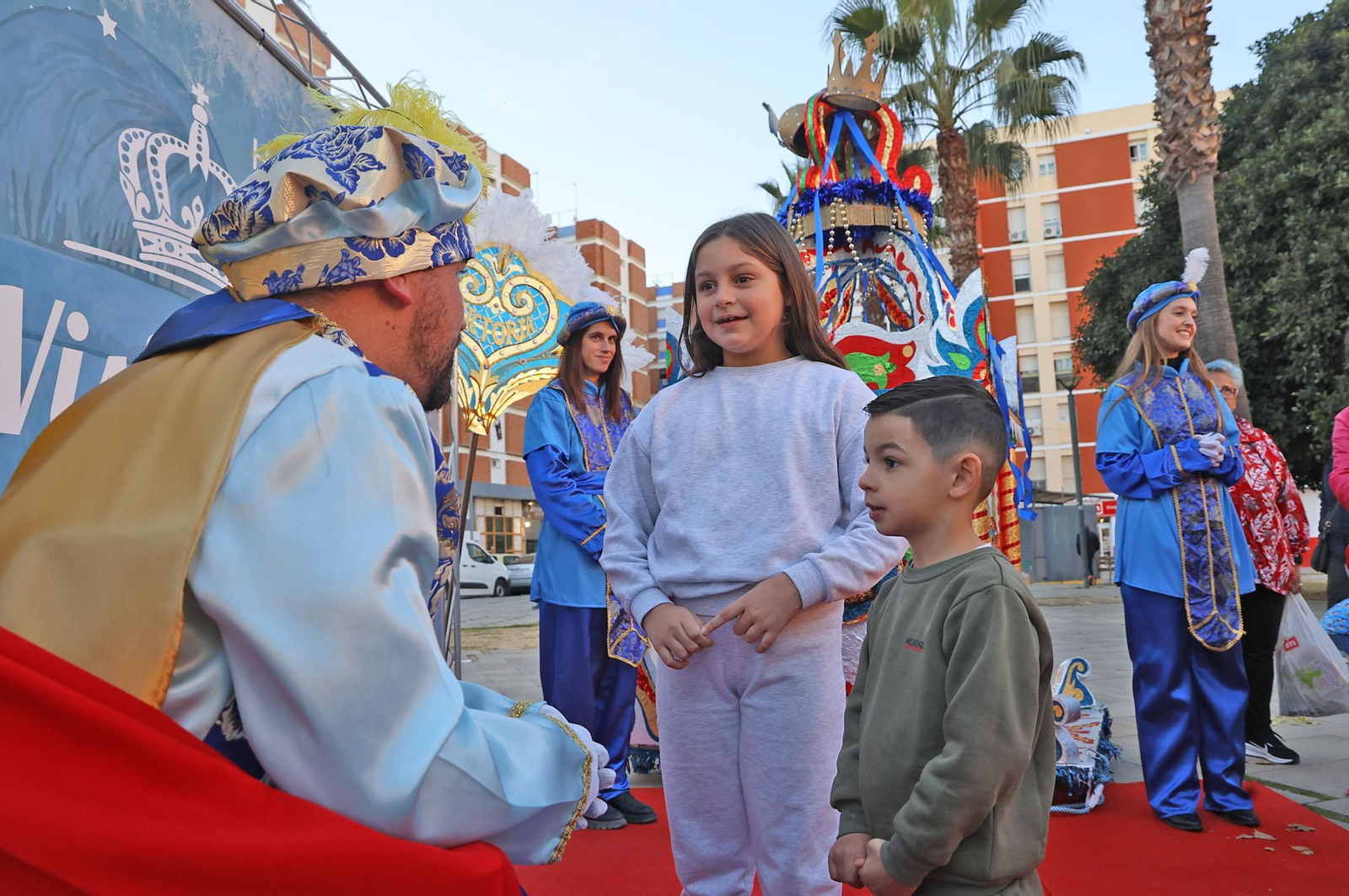 Imágenes del paje Real de SSMM los Reyes Magos recogiendo las cartas de los niños y niñas de Huelva en la plaza Houston