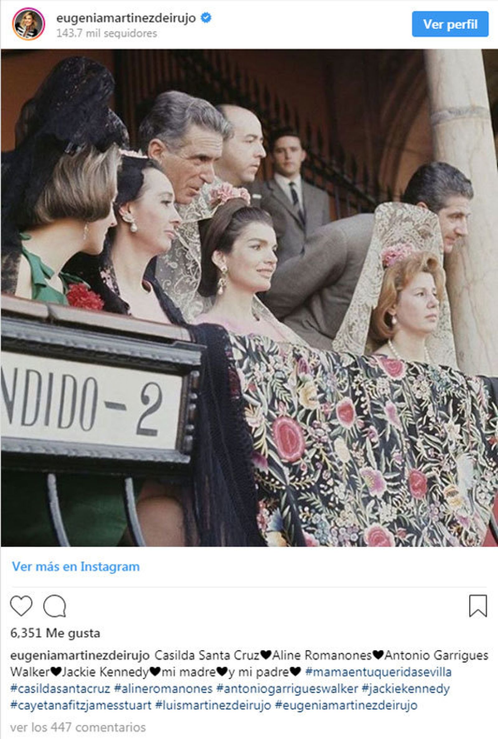 Foto publicada en redes por Eugenia Martínez de Irujo de su madre con Jackie Kennedy en los toros.