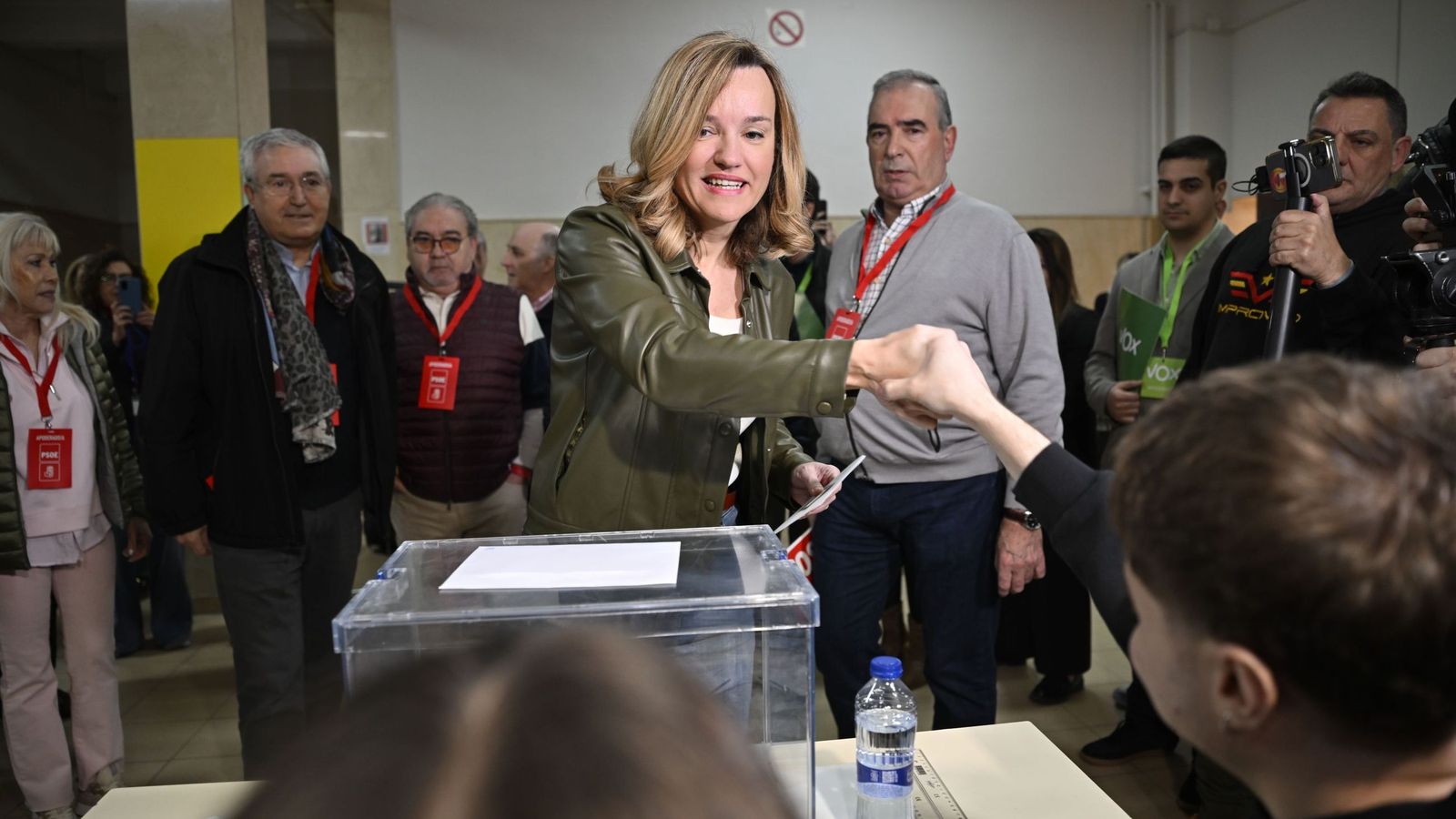 La candidata del PSOE, Pilar Alegría, al ejercer el voto esta mañana en Zaragoza.
