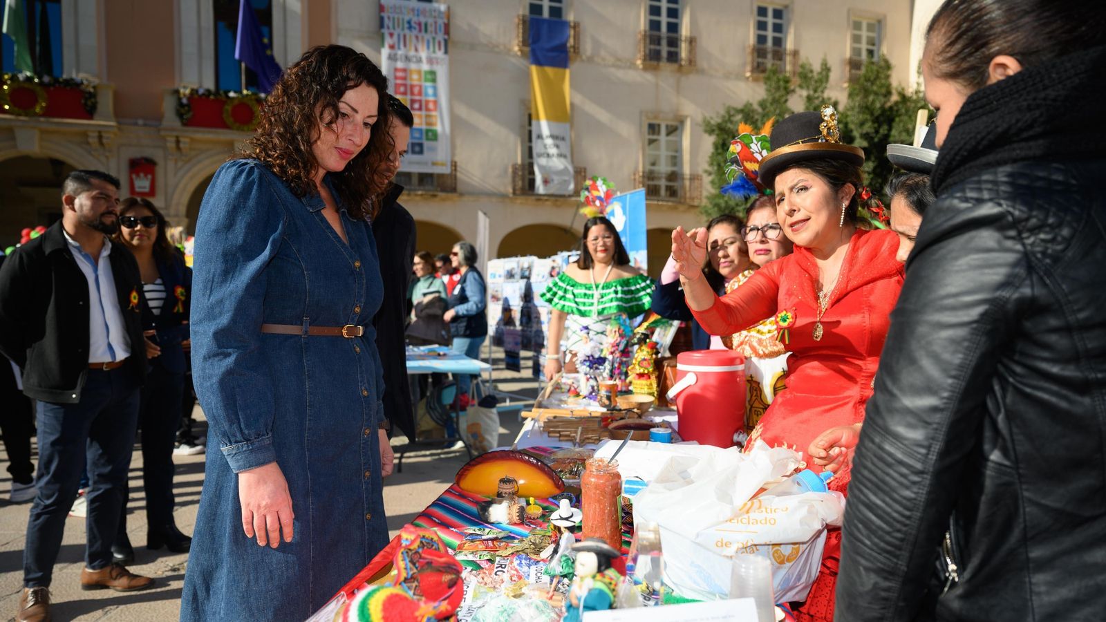 La alcaldesa, en uno de los estands con artículos característicos de cada país