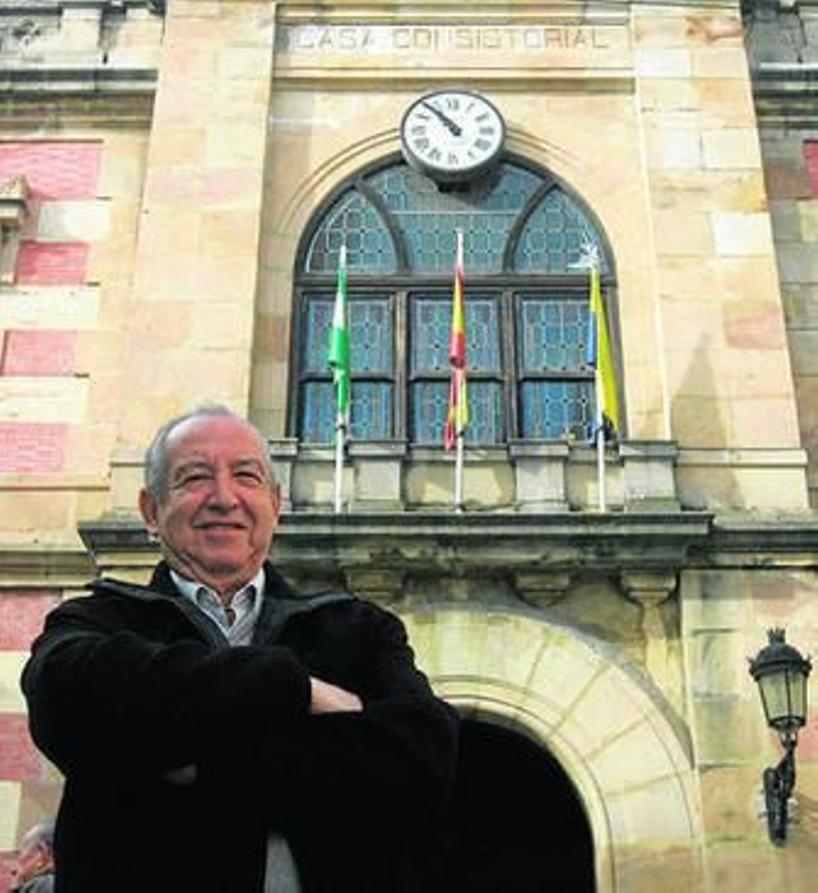 1. El exalcalde de Algeciras, Francisco Esteban, posa junto a la fachada del Ayuntamiento de la ciudad, lugar donde se concentró con gran parte de los concejales de aquella primera Corporación democrática. 2. El teniente coronel Gutiérrez Mellado se enfrenta a los golpistas en los primeros minutos del asalto al Congreso de los Diputados.  3. El Rey Don Juan Carlos se dirige la nación en el discurso emitido por Televisión Española durante la madrugada del día 24. 4. Un momento de la manifestación de repulsa celebrada al día siguiente de la intentona en la capital gaditana.