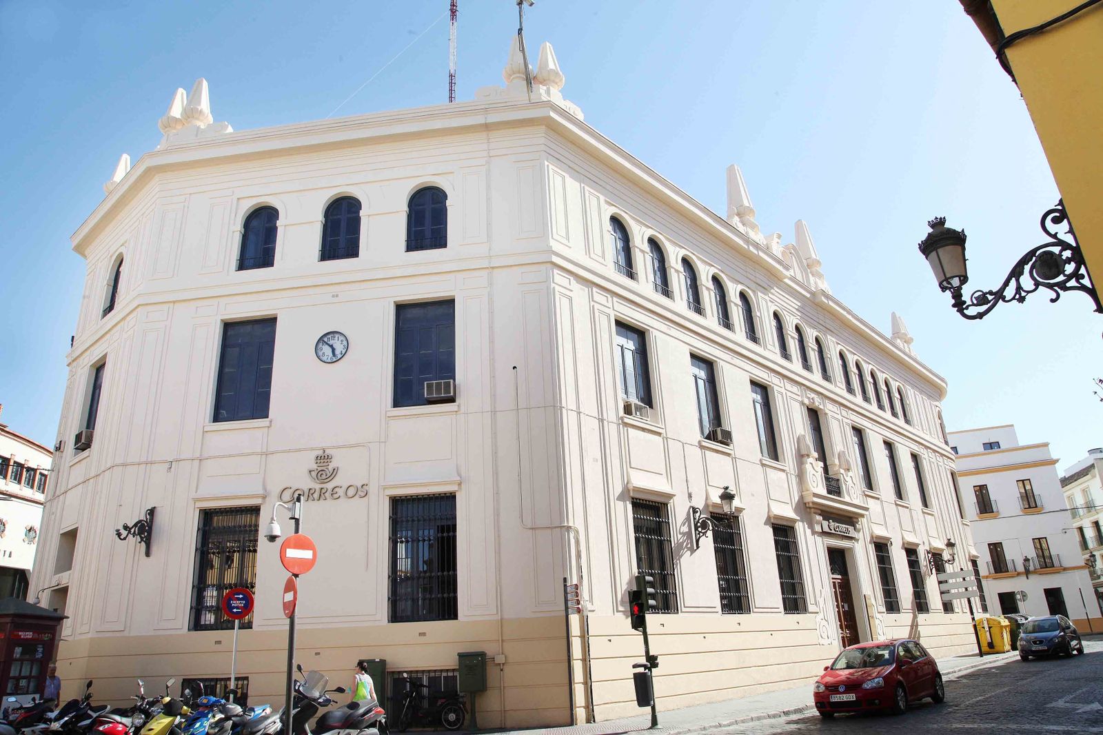 Imagen del edificio que alberga la oficina de Correos en la calle Cerrón.