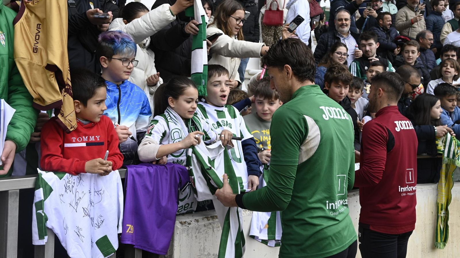 Carlos Marín firma autógrafos a los jóvenes seguidores del Córdoba CF en El Arcángel.