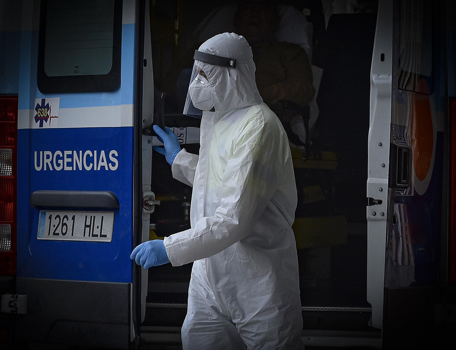 Personal sanitario baja de una ambulancia de Urgencias en un centro hospitalario.