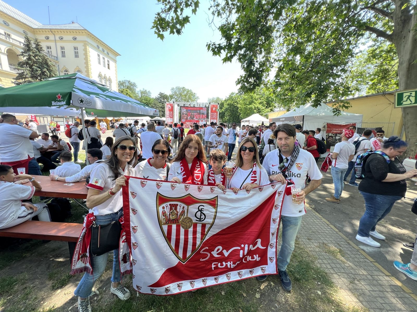 Las fotos de la afición del Sevilla en Budapest