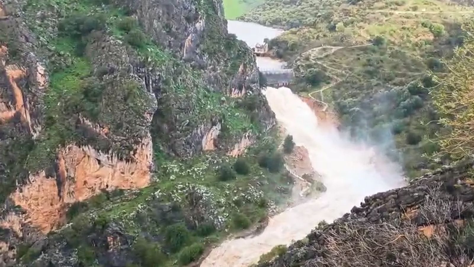 La presa de Montejaque que llena Grazalema abre tras un siglo de abandono