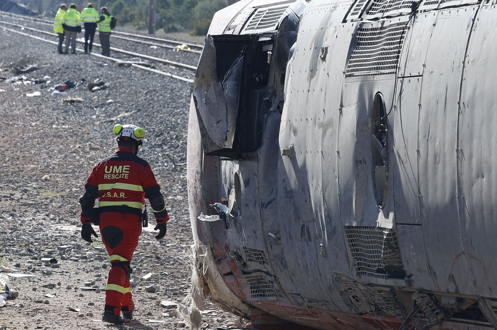 Un miembro de la UME junto a uno de los trenes siniestrados.