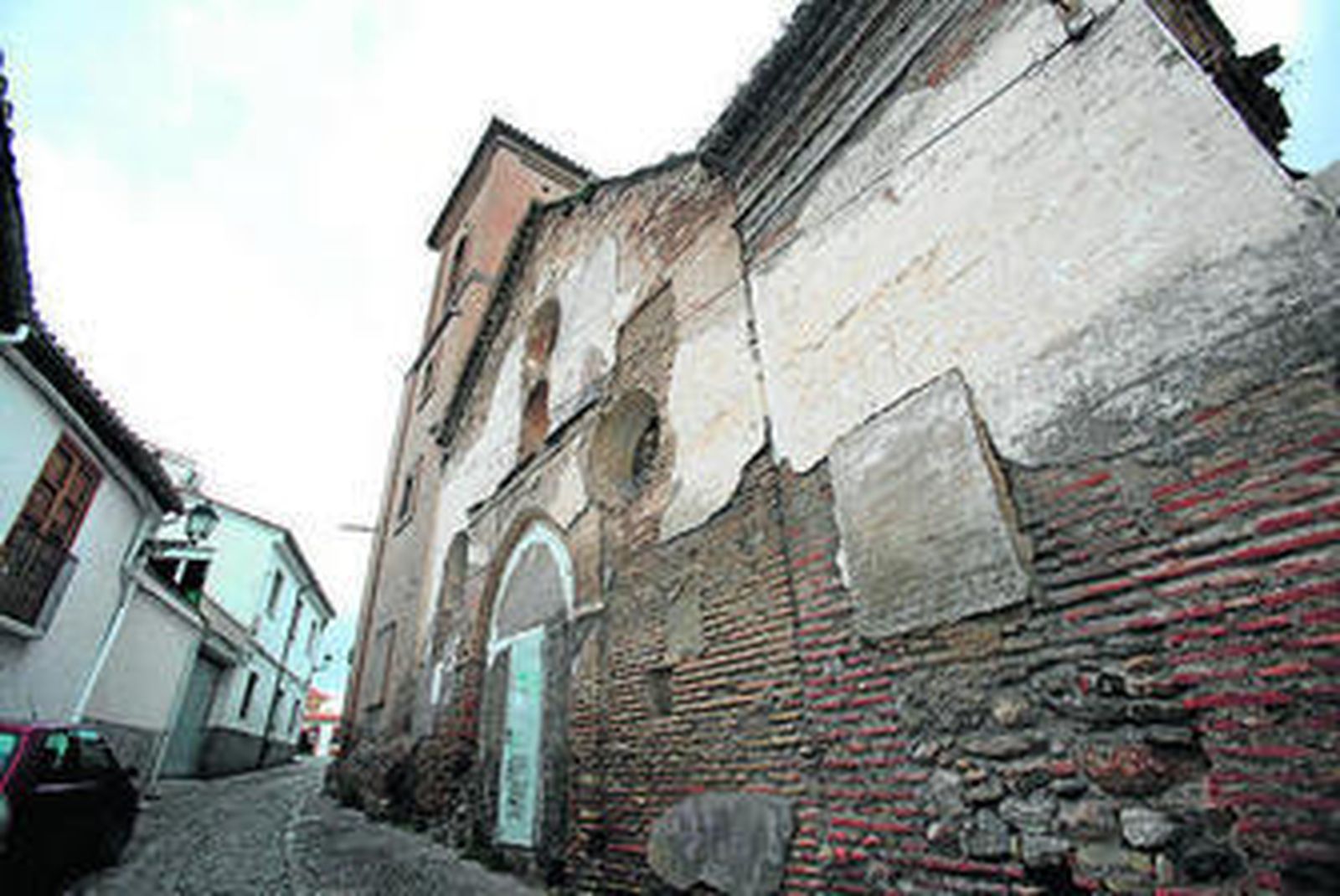 La fachada y el interior presenta un estado de conservación lamentable.