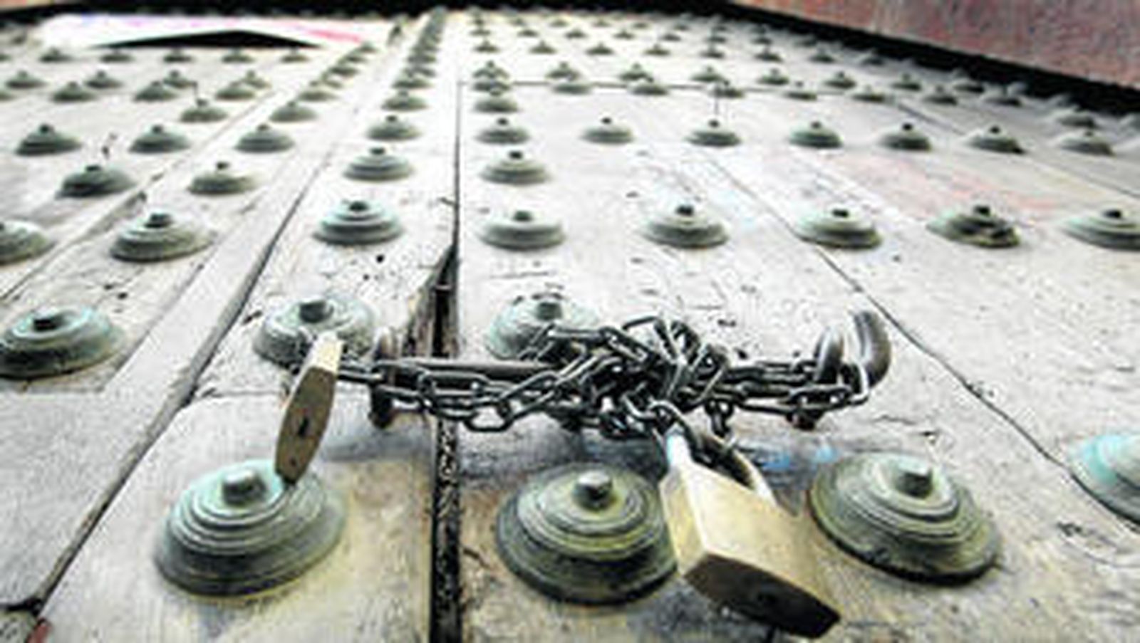 El gran portón de la Casa del Almirante, cerrada a cal y canto desde hace ya casi dos años.