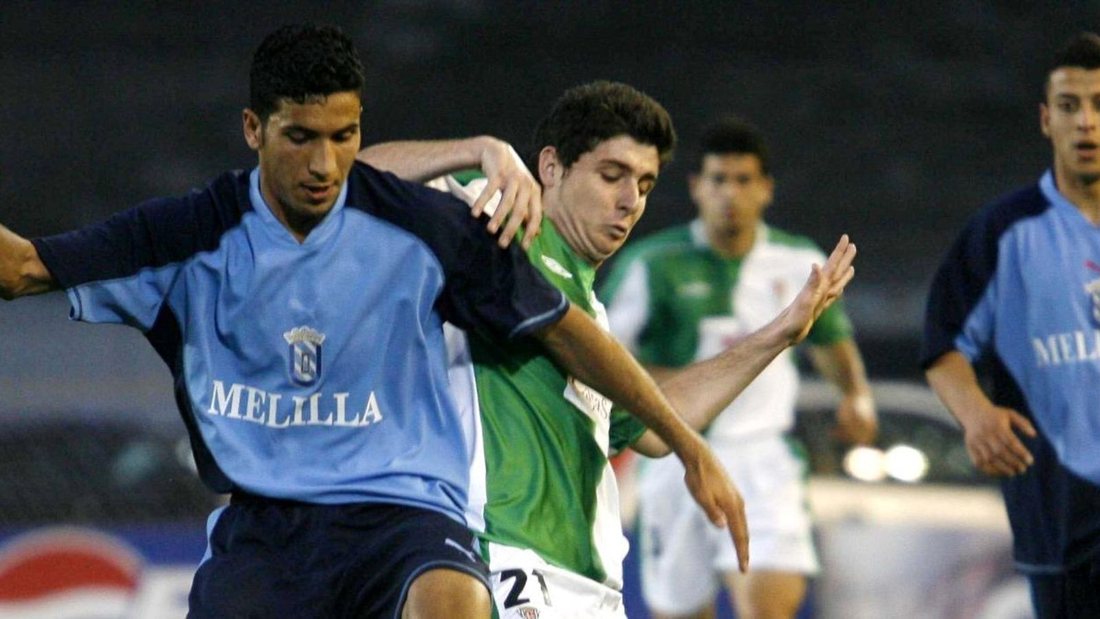 Javi Flores pelea un balón ante un jugador del Melilla en 2007.