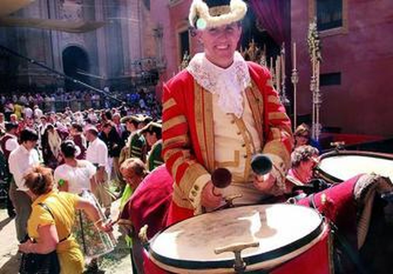 El heraldo timbalero ha sido una de las nuevas figuras añadidas al cortejo civil.