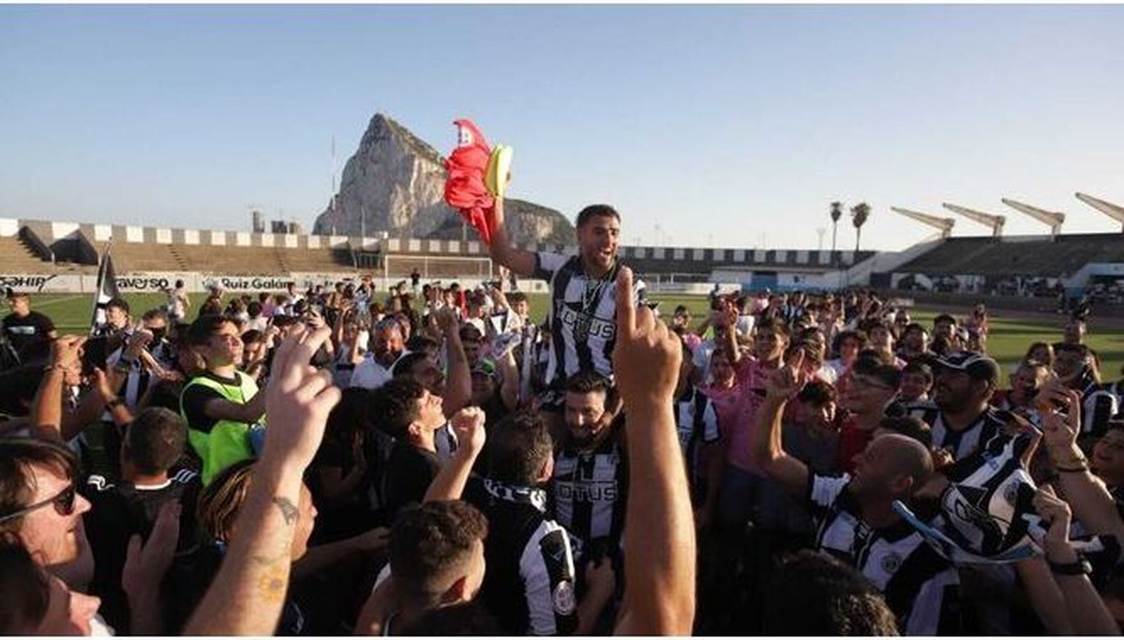 Loren, a hombros de los aficionados, tras la permanencia de la pasada liga