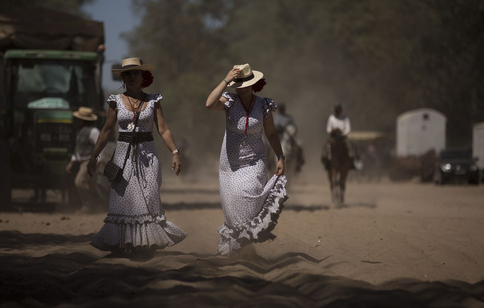 El paso de hermandades del Rocío por la Raya Real