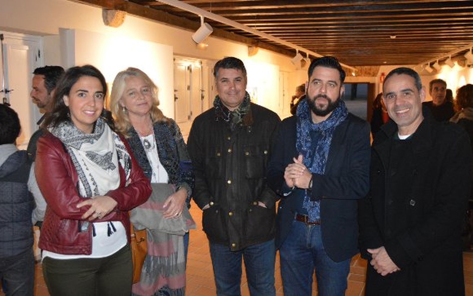 Carmen Sánchez, Mercedes Colombo, Ignacio Romaní, Fran González y José Pacheco, visitando la muestra titulada 'Entre Fronteras'

Foto: Ignacio Casas de Ciria