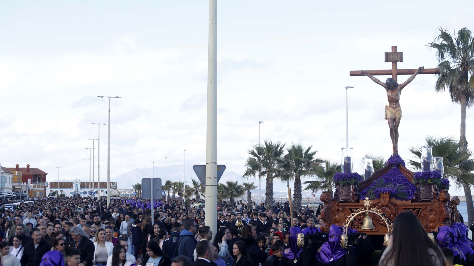 Fotos del Viernes Santo en La Línea: Cristo del Mar y Luz y Esperanza Nuestra, Soledad y Santo Entierro, Cristo del Amor y Misericordia y Amargura.