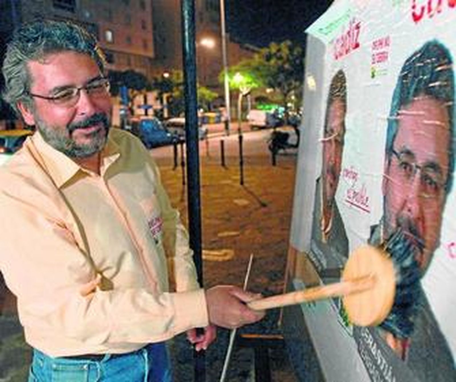Sebastián Terrada en una de las tradicionales pegadas de carteles para la campaña de las municipales.