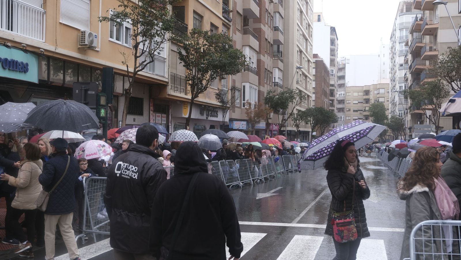Fotografías de la cabalgata de los Reyes Magos pasada por agua en Almería