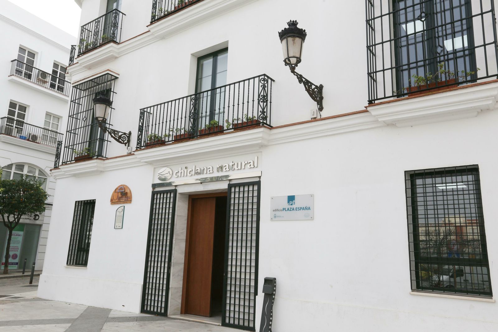 Edificio de la empresa municipal Chiclana Natural, en la Plaza de España.